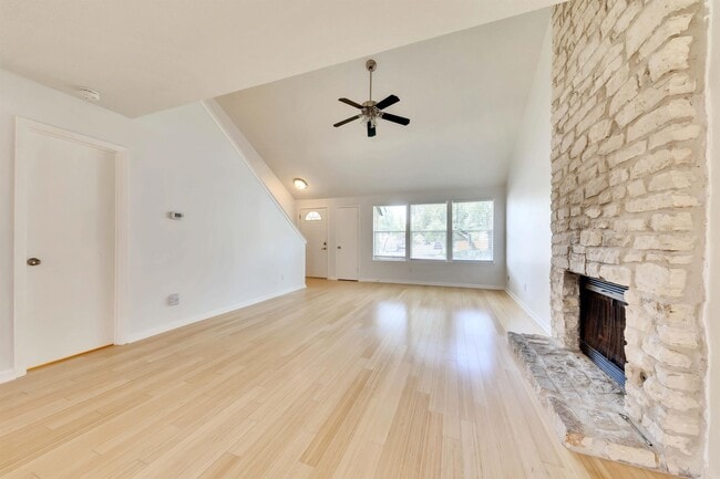 9731 Meadowheath Dr in Austin, TX - Foto de edificio - Building Photo