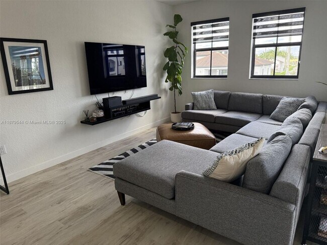 15560 SW 136th St in Miami, FL - Foto de edificio - Building Photo