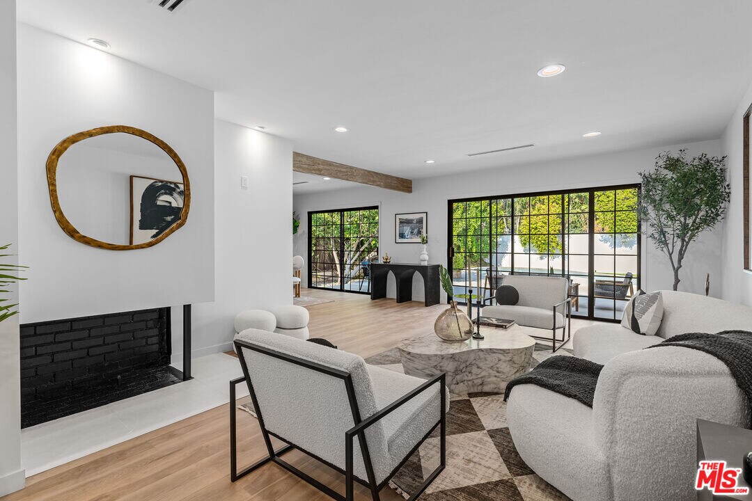 16517 Hartsook St in Los Angeles, CA - Building Photo