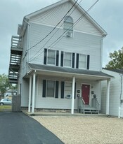 337 Montcalm St in Chicopee, MA - Building Photo