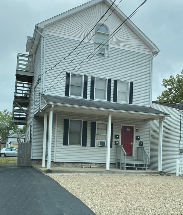 337 Montcalm St in Chicopee, MA - Building Photo