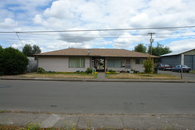 1835 Beach Ave NE in Salem, OR - Foto de edificio - Building Photo