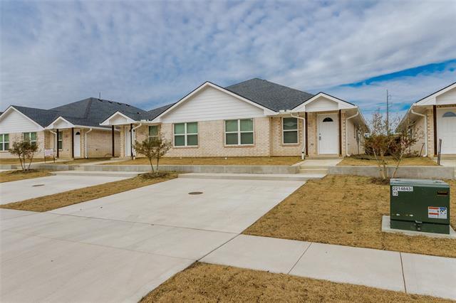 1016 Biloxi Dr in Ennis, TX - Building Photo