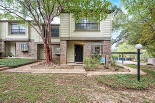 1938 Holly Hill Dr in Austin, TX - Building Photo