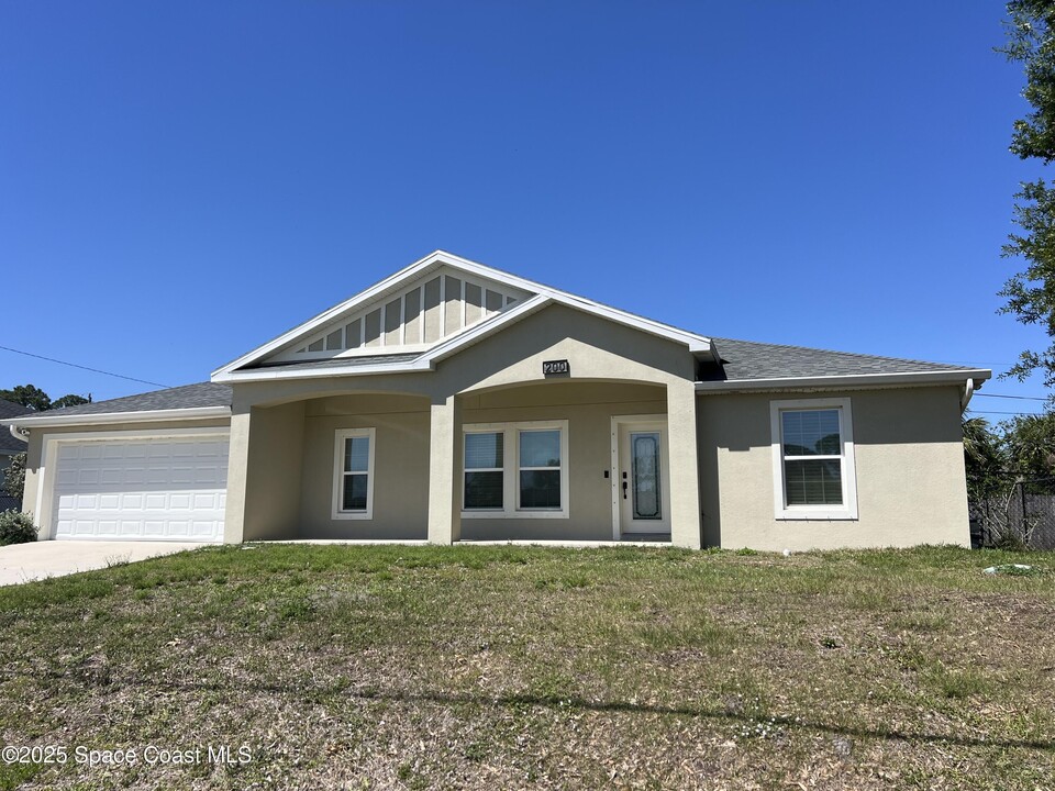 200 Eldron Blvd SE in Palm Bay, FL - Foto de edificio