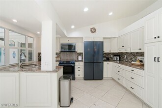 560 Cypress Way E in Naples, FL - Building Photo - Building Photo