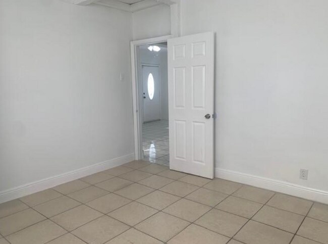 5663 Mayo St in Hollywood, FL - Foto de edificio - Building Photo