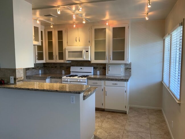 10814-10818 Blix St in Los Angeles, CA - Building Photo - Building Photo