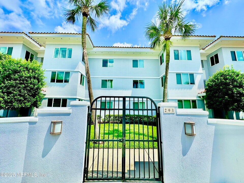 201 10th St N in Jacksonville Beach, FL - Building Photo