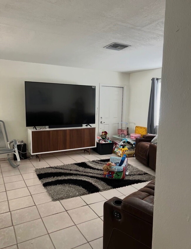 464 E 50th St in Hialeah, FL - Building Photo - Building Photo