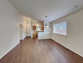 6424 217th St E in Spanaway, WA - Foto de edificio - Building Photo