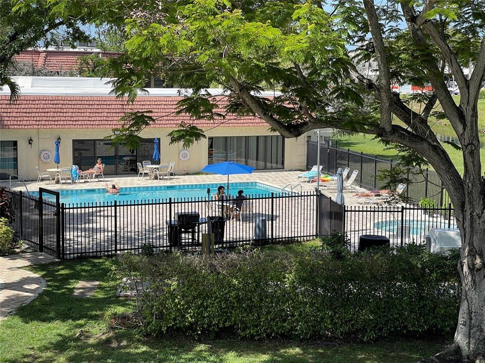 128 S Cypress Rd, Unit 835 in Pompano Beach, FL - Building Photo