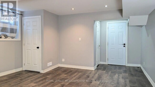 259 Queen Mary Dr in Brampton, ON - Building Photo - Building Photo