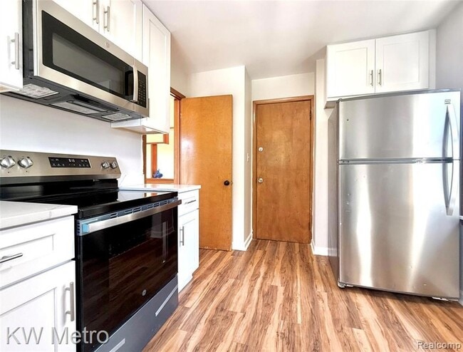 2182 Vernier Rd in Grosse Pointe Woods, MI - Building Photo - Building Photo