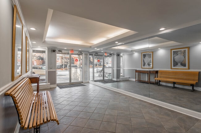Chevy Chase Tower in Washington, DC - Foto de edificio - Lobby