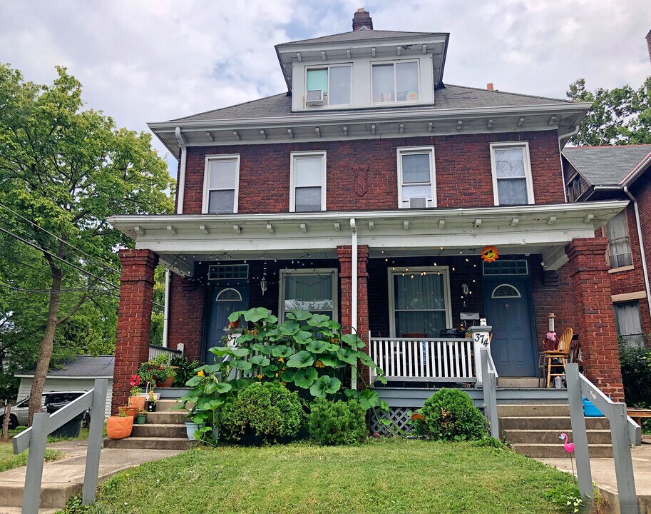 374 E Oakland Ave in Columbus, OH - Building Photo