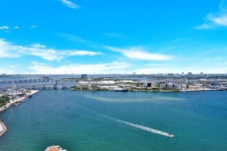 335 S Biscayne Blvd in Miami, FL - Building Photo - Building Photo