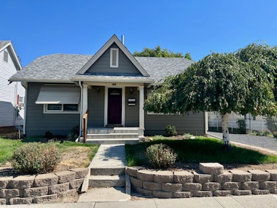 831 S Monroe St in Wenatchee, WA - Building Photo
