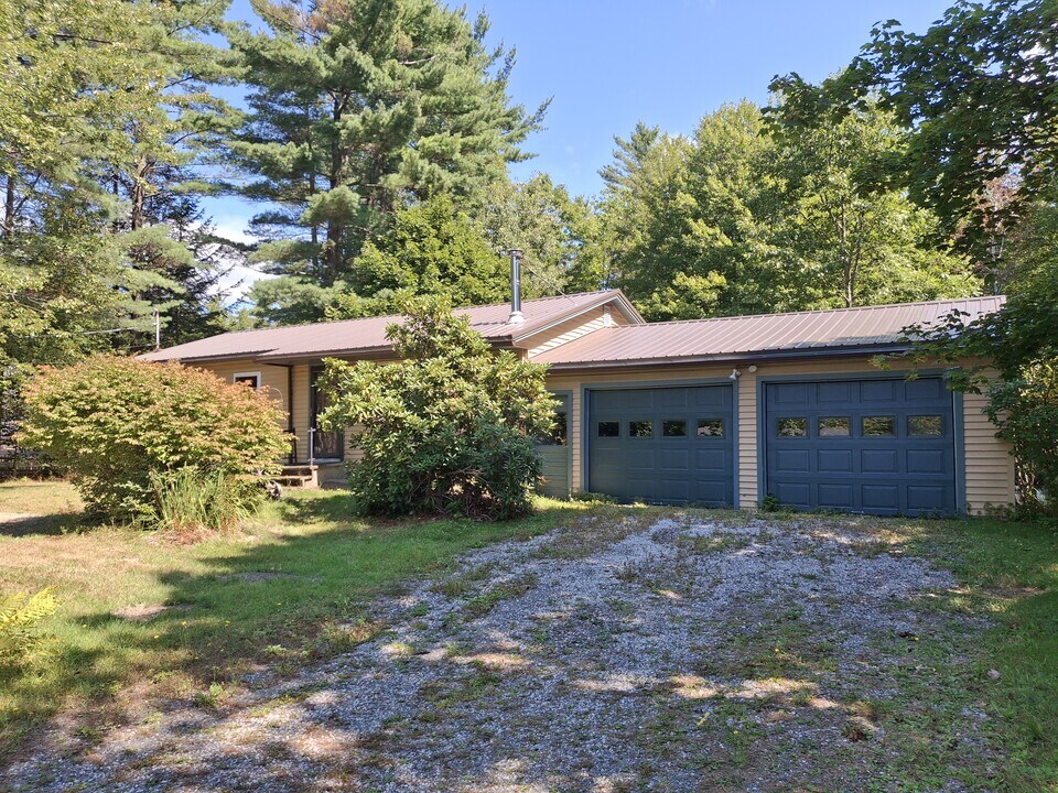 39 Pine Grove Ave in Glenburn, ME - Building Photo