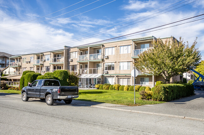 Manoah Manor in Langley, BC - Building Photo - Building Photo