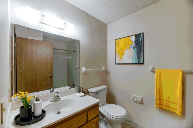Pondview Apartments in Maplewood, MN - Building Photo - Building Photo