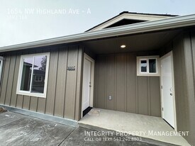1654 NW Highland Ave in Grants Pass, OR - Building Photo
