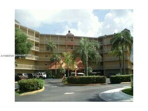 8290 Lake Dr, Unit 250 in Doral, FL - Building Photo - Building Photo