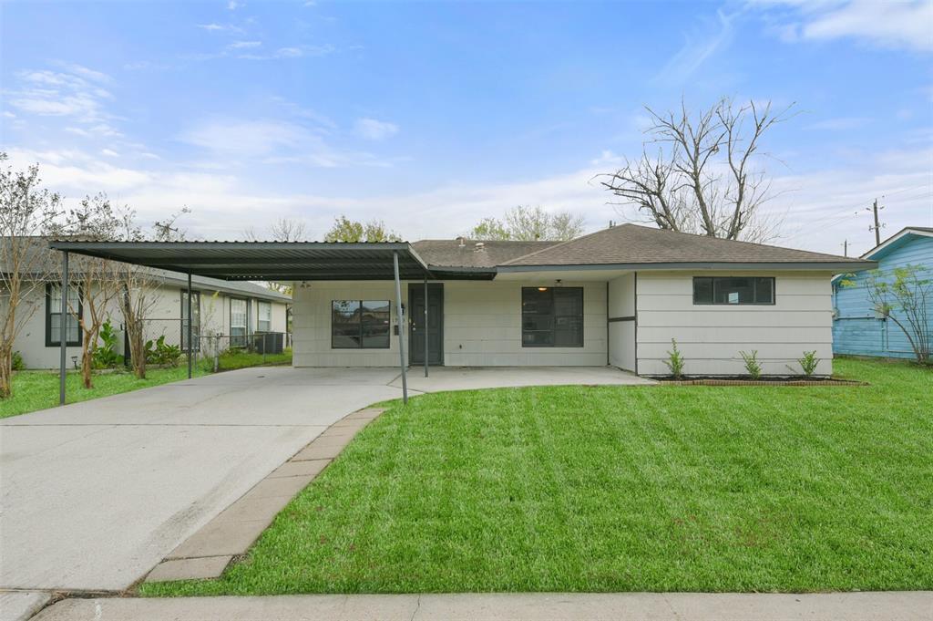 1913 Scarborough Ln in Pasadena, TX - Building Photo