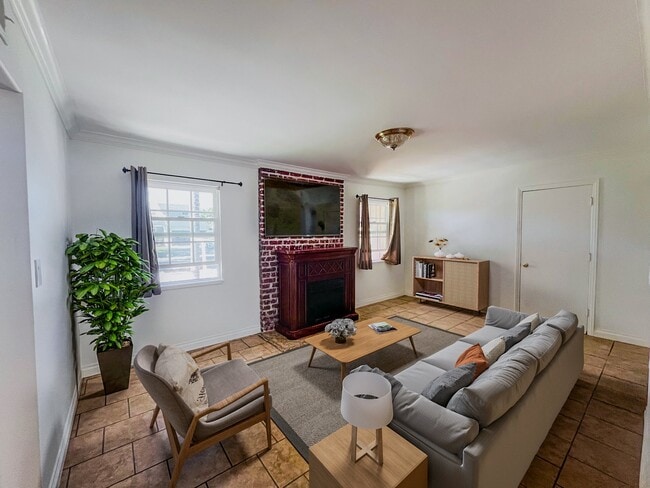 1420 Central Ave, Unit Main House in Fullerton, CA - Foto de edificio - Building Photo