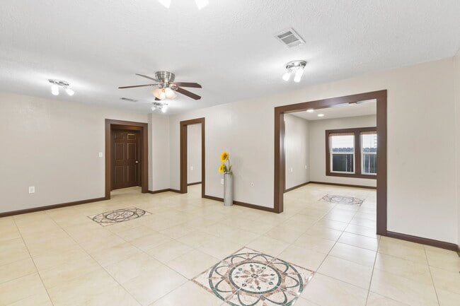 500 Walnut St in Tomball, TX - Building Photo - Building Photo