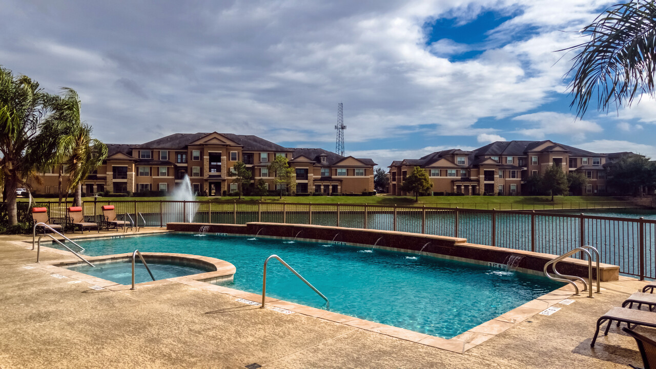 Falls at Copper Lake in Houston, TX - Foto de edificio