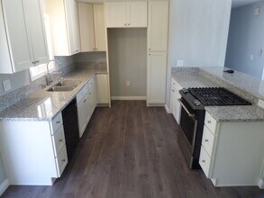 15052 Rice Cir in Huntington Beach, CA - Foto de edificio - Building Photo