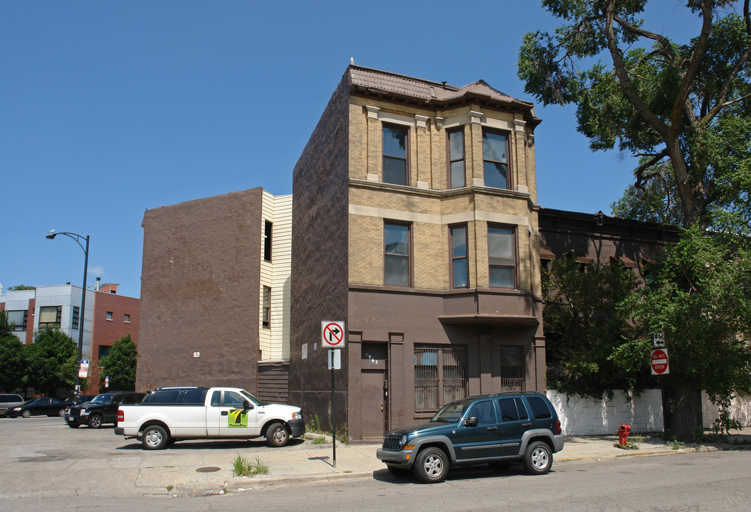 2333 W Armitage Ave in Chicago, IL - Building Photo