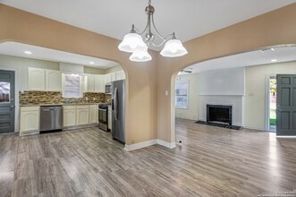 2228 W Huisache Ave in San Antonio, TX - Building Photo - Building Photo