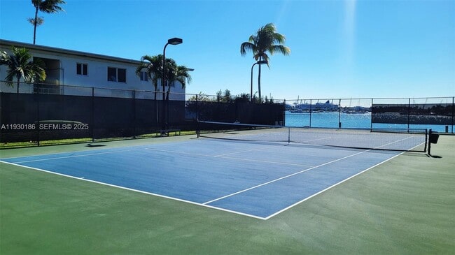 1000 Venetian Way, Unit 1502 in Miami Beach, FL - Building Photo - Building Photo