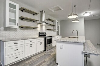 1329 Nicholson St, Unit B in Houston, TX - Building Photo - Building Photo