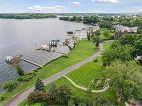 2462 Lafayette Rd in Wayzata, MN - Foto de edificio - Building Photo