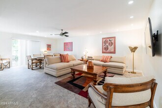 8129 E Del Laton Dr in Scottsdale, AZ - Building Photo - Building Photo