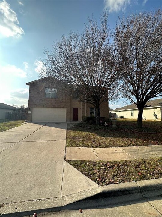 136 Indian Paintbrush Dr in Kyle, TX - Building Photo