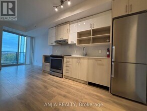 150 Fairview Mall Dr in Toronto, ON - Building Photo - Building Photo