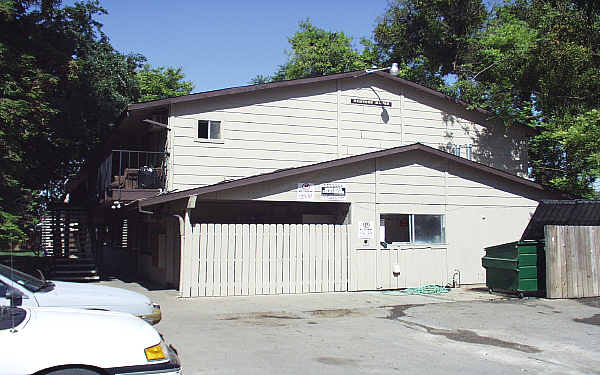 Redwood Manor Apartments in Woodland, CA - Foto de edificio - Building Photo