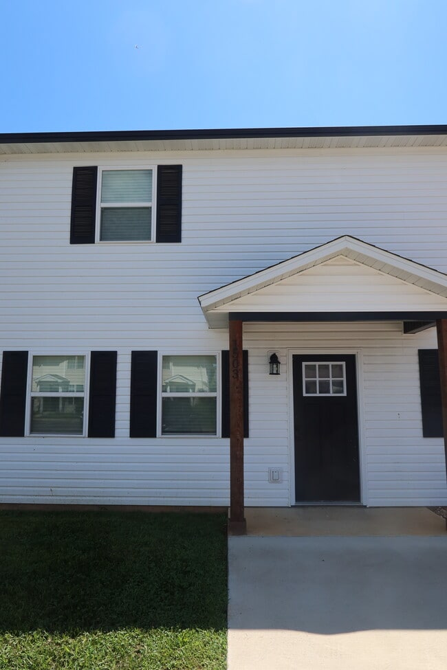 2700 Burke Ave in West Plains, MO - Building Photo - Building Photo