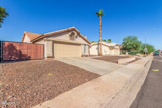 5340 W Oraibi Dr in Glendale, AZ - Building Photo - Building Photo
