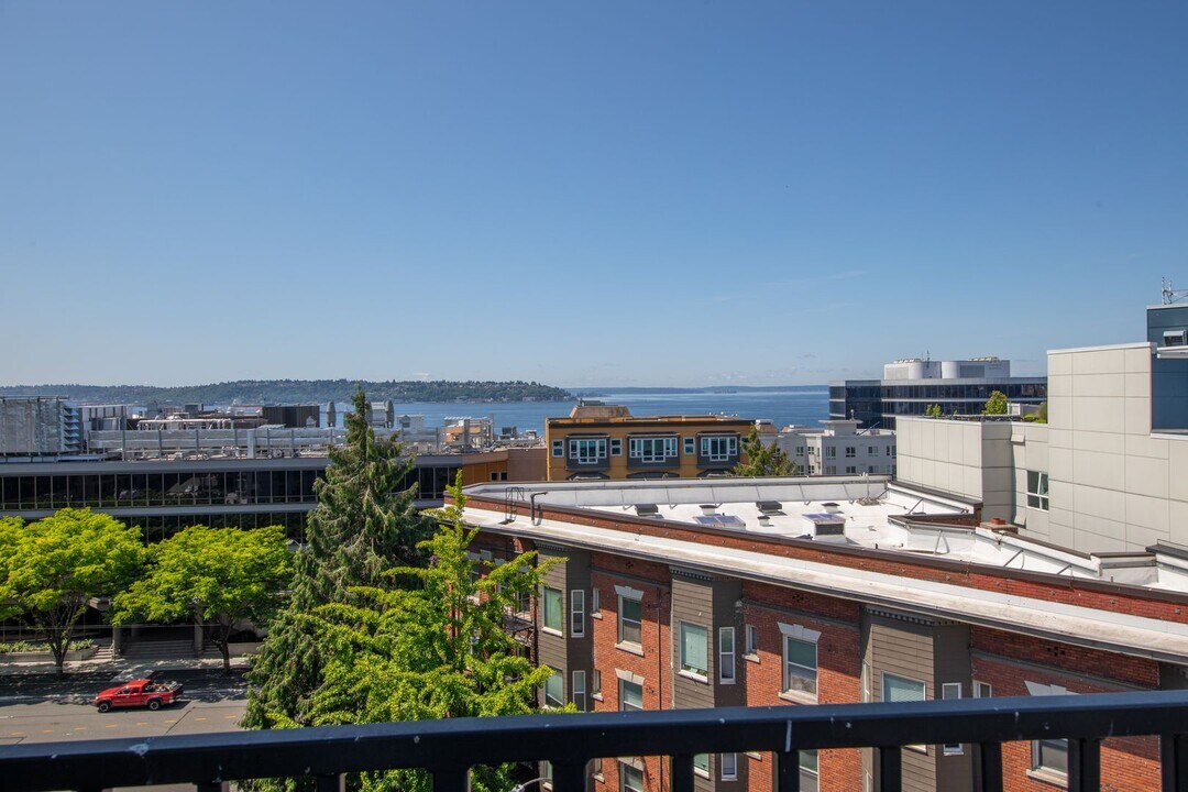 159 Denny Wy in Seattle, WA - Building Photo
