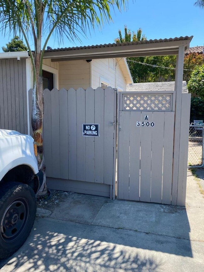 3500 Portola Dr in Santa Cruz, CA - Foto de edificio - Building Photo