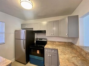 3199 Foxcroft Rd in Miramar, FL - Building Photo - Building Photo