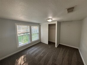 512 Rice St in Angleton, TX - Building Photo - Building Photo