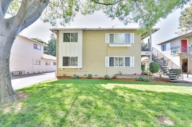 1136 Ayala Dr in Sunnyvale, CA - Foto de edificio - Building Photo