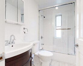 Thayer Street, Unit C52 in New York, NY - Building Photo - Building Photo