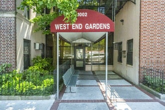 TRI-SENIOR HOUSING in Brooklyn, NY - Foto de edificio - Building Photo